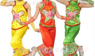 奶奶跳舞爷爷扇扇子